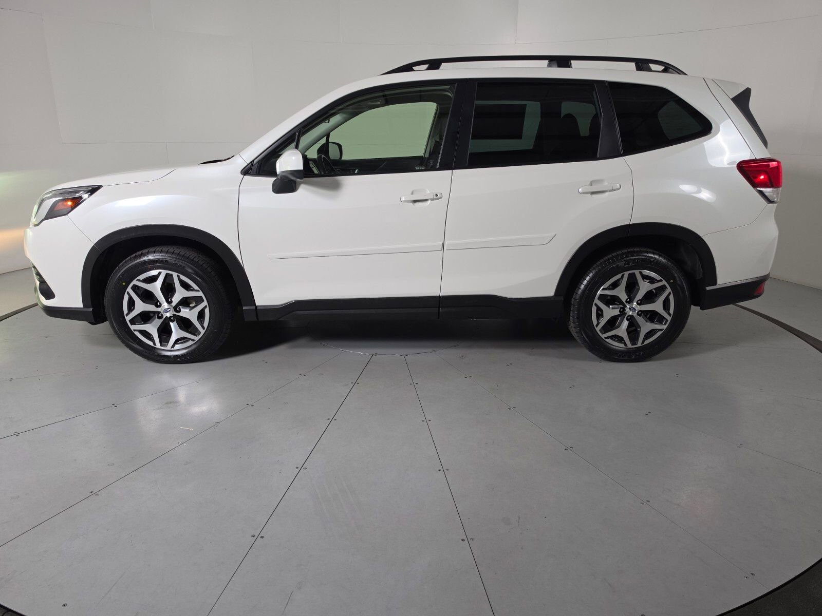 Used 2023 Subaru Forester Premium AWD/4WD image 2