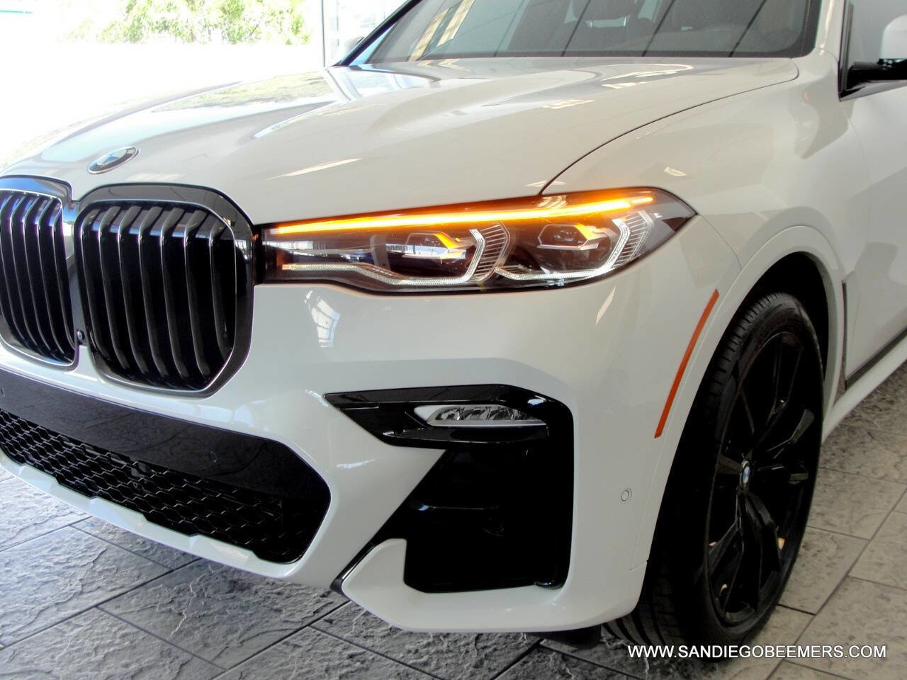 Used 2022 BMW X7 xDrive40i w/ M Sport Package image 3