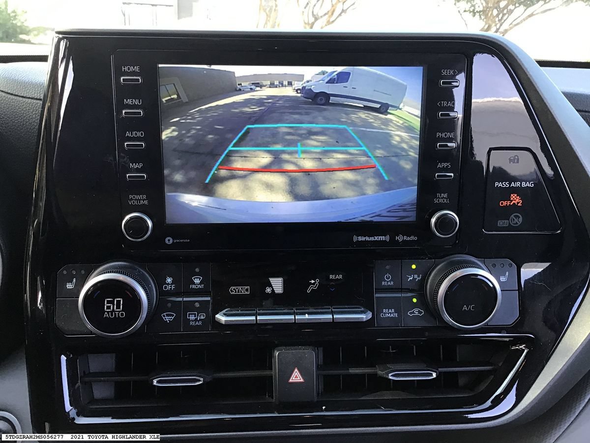 Used 2021 Toyota Highlander XLE FWD image 15