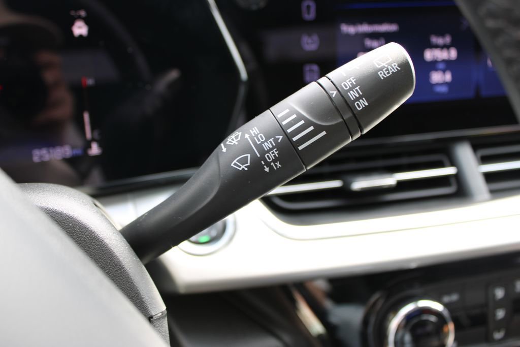 Used 2025 Chevrolet Trax LT w/ LT Convenience Package image 36