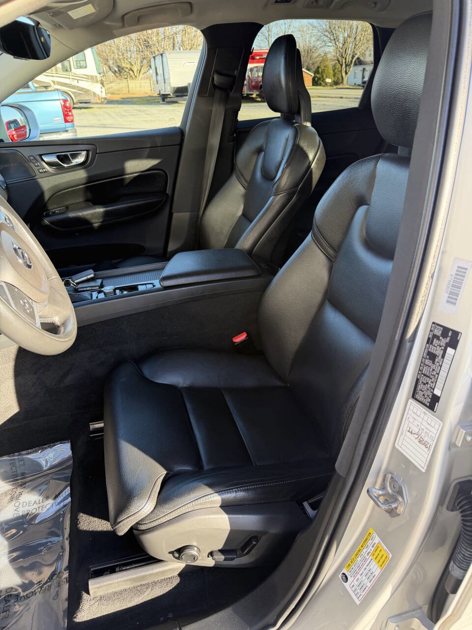 Used 2019 Volvo XC60 T5 Momentum w/ Multimedia Package image 11