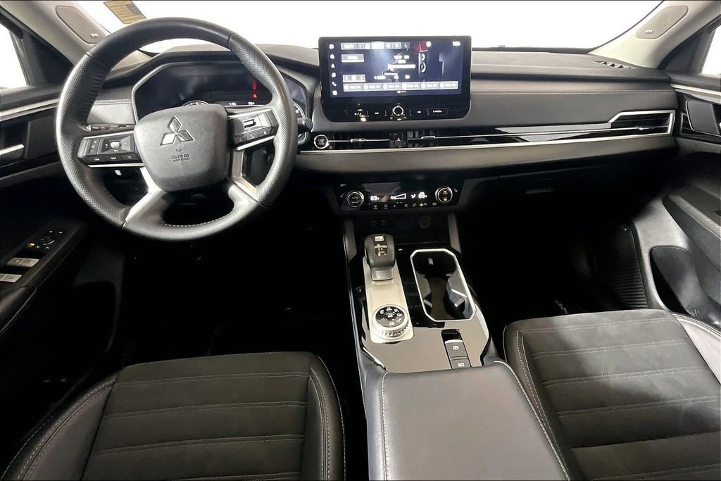 Used 2025 Mitsubishi Outlander SE image 11
