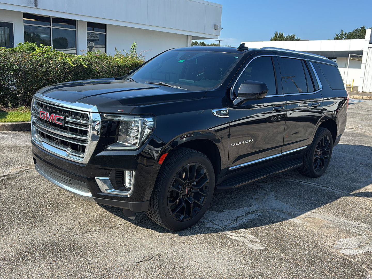 Used 2023 GMC Yukon SLT RWD image 3