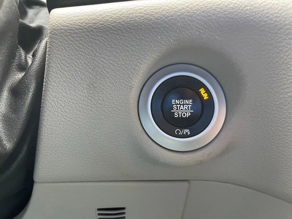 Used 2023 Chrysler Pacifica Touring-L image 26