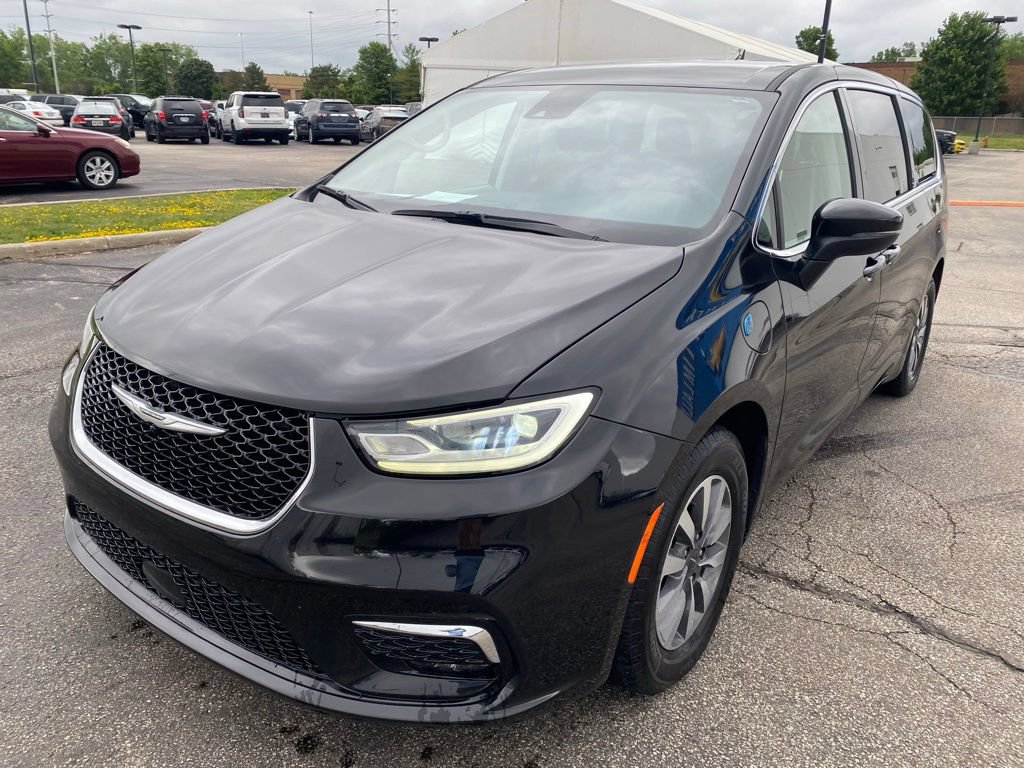Used 2023 Chrysler Pacifica Touring-L FWD image 3