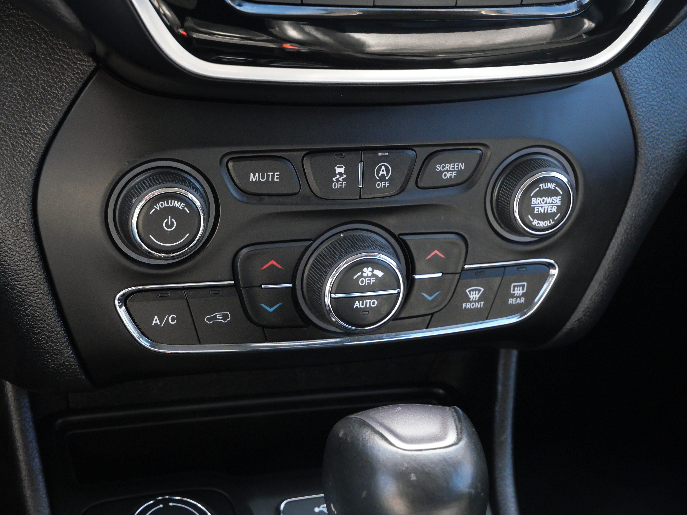 Used 2019 Jeep Cherokee Limited w/ Luxury Group AWD/4WD image 23