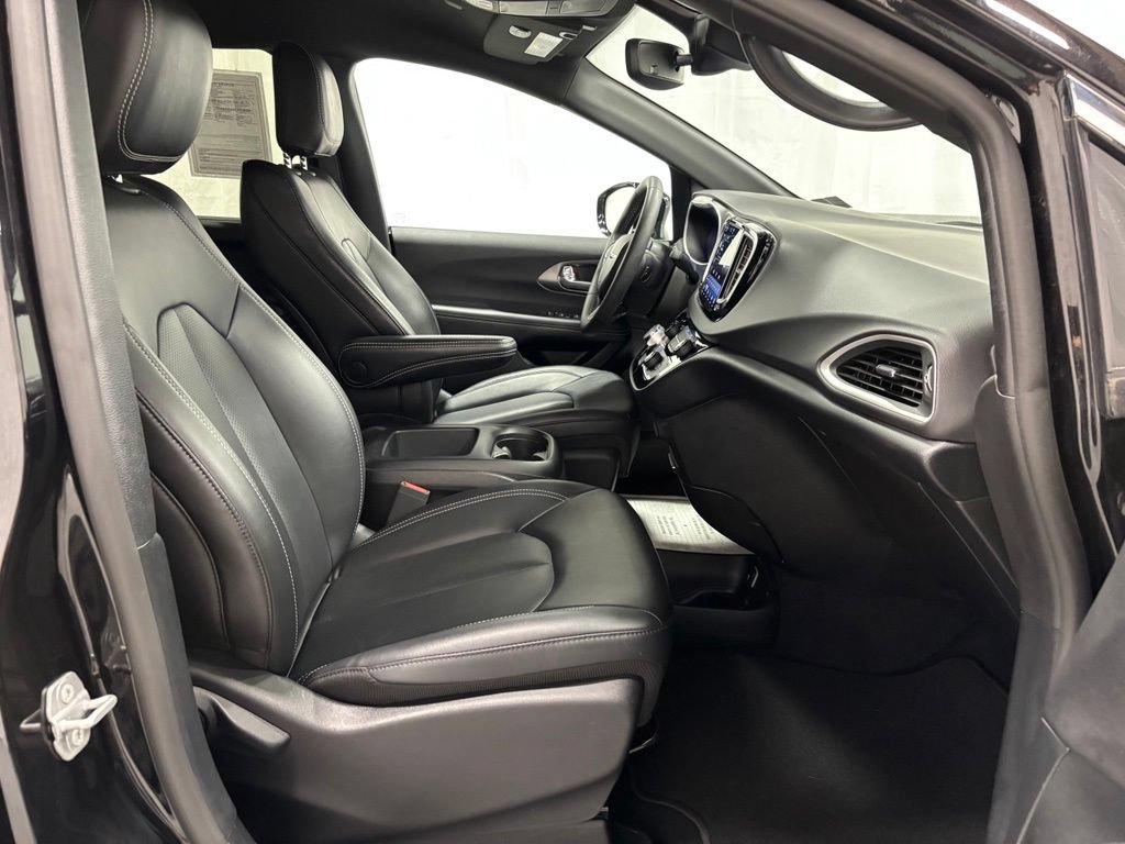 Used 2025 Chrysler Pacifica Select FWD image 57
