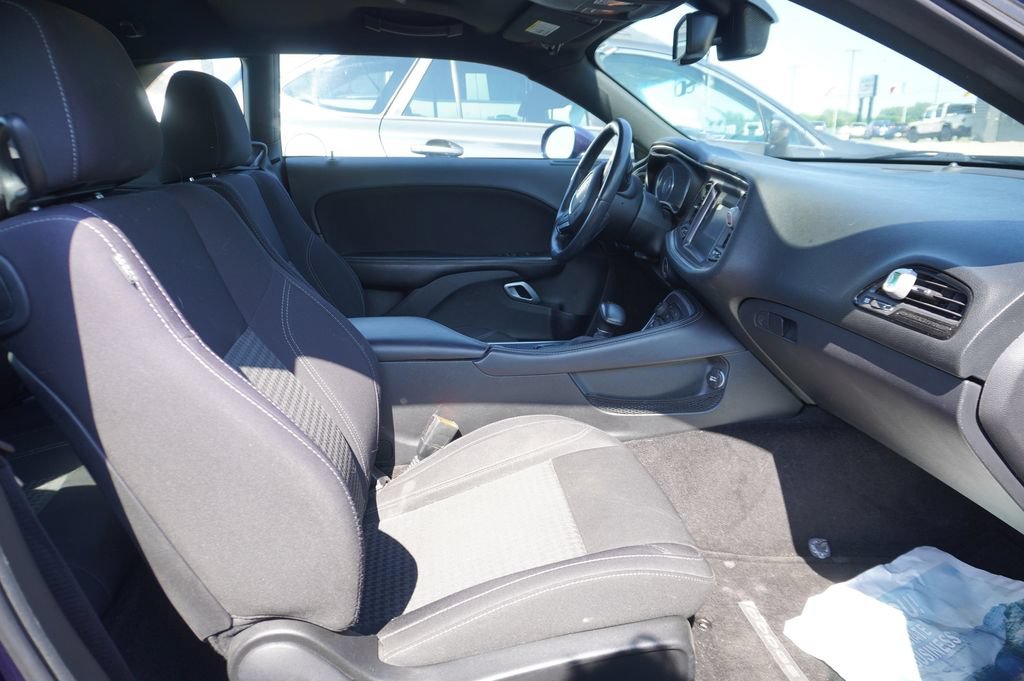 Used 2015 Dodge Challenger SXT RWD image 9