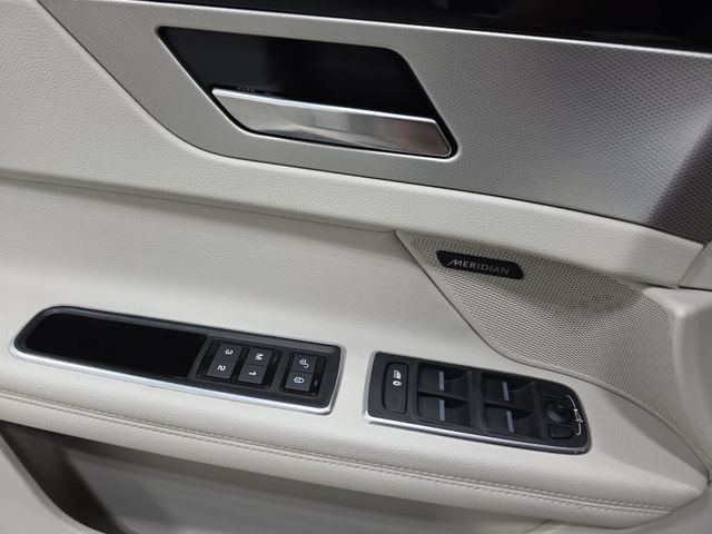 Used 2016 Jaguar XF Prestige AWD/4WD image 28