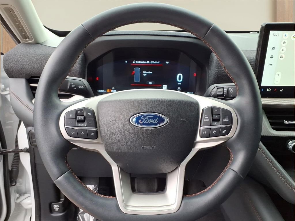 Used 2025 Ford Explorer Active AWD/4WD image 11