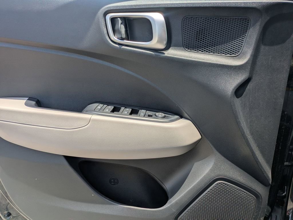 Used 2025 Hyundai Venue SEL FWD image 11