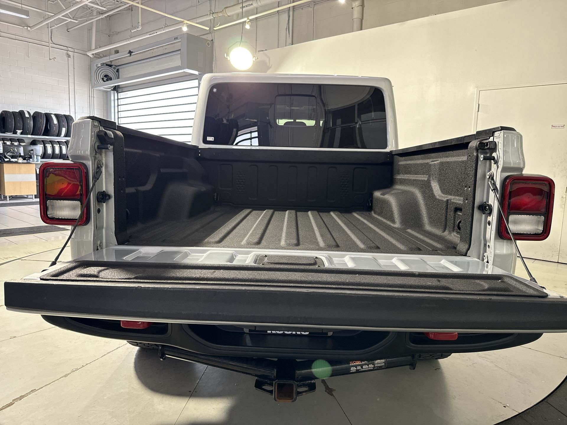 Used 2023 Jeep Gladiator Rubicon w/ Cold Weather Group AWD/4WD image 32