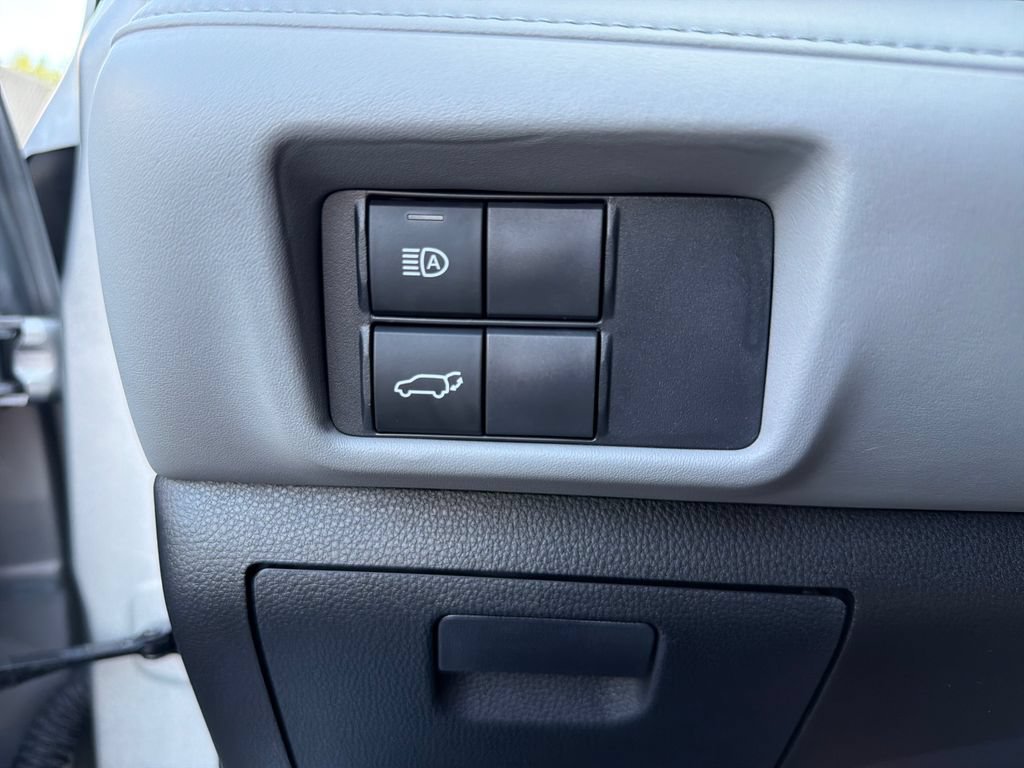 Used 2020 Toyota Highlander LE FWD image 21