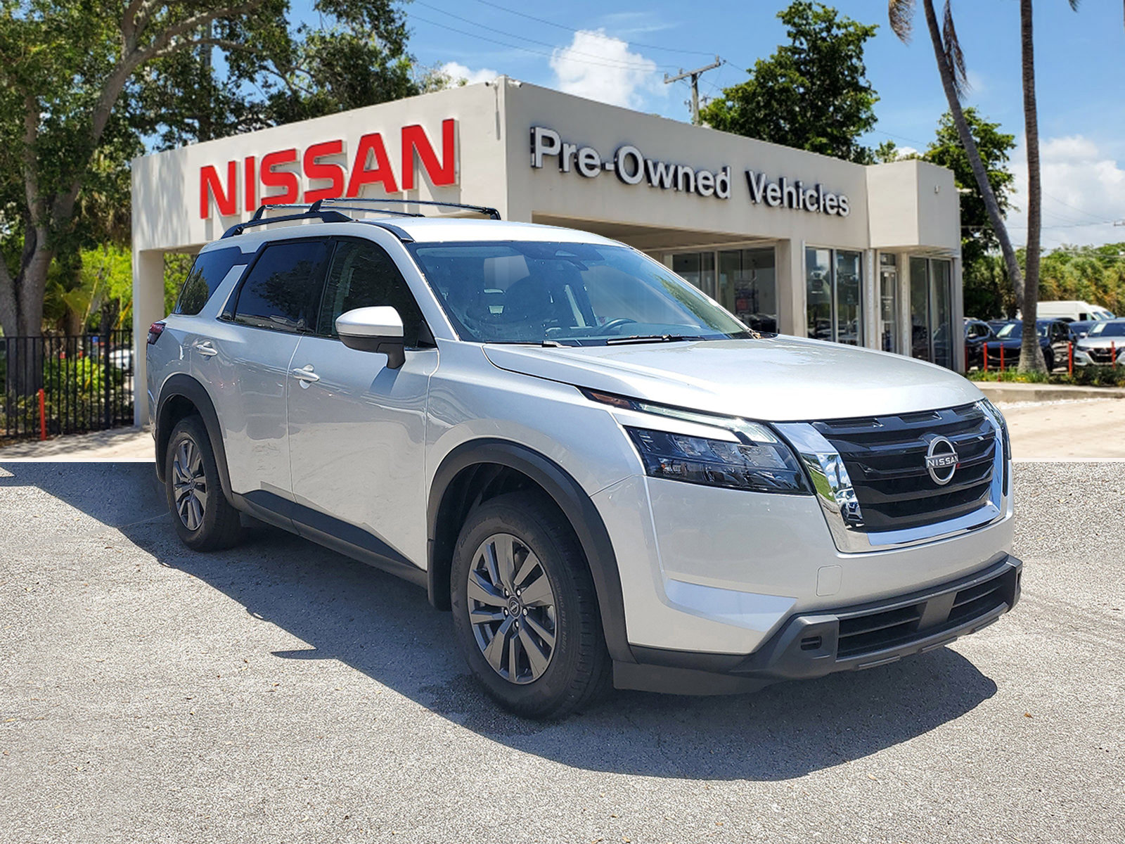 Used 2024 Nissan Pathfinder SV image 3