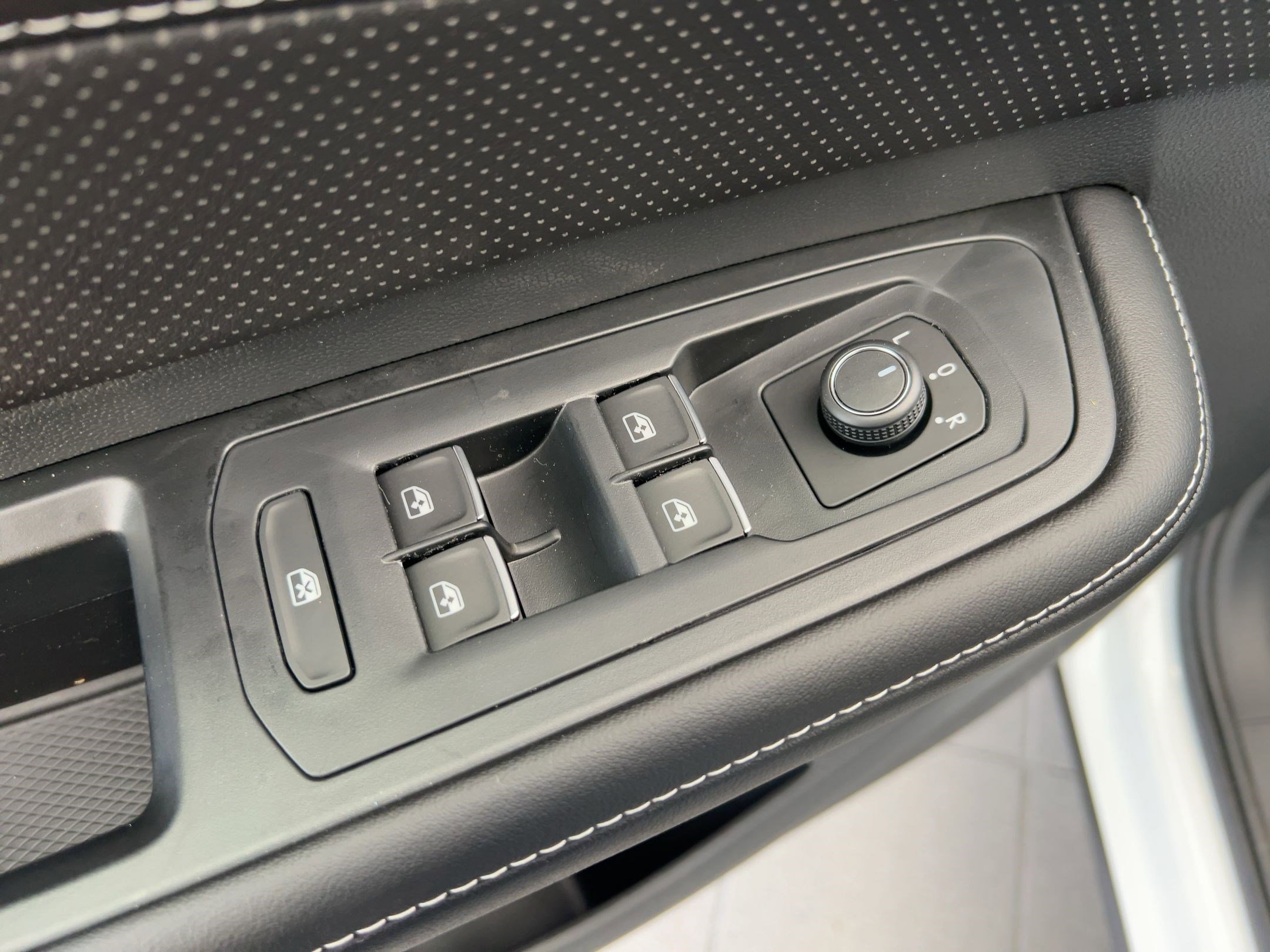 New 2026 Volkswagen Atlas Cross Sport SE image 13