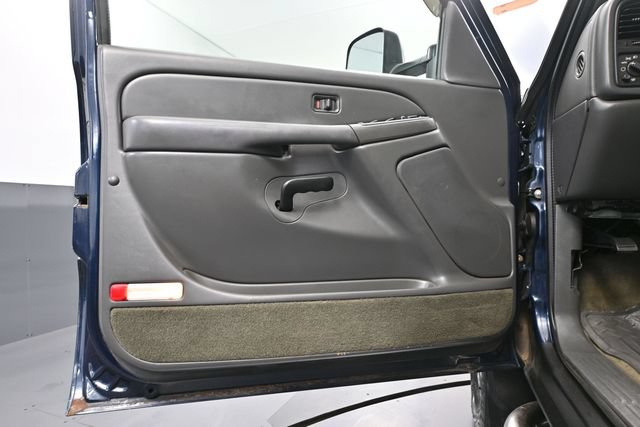 Used 2005 Chevrolet Silverado 2500 LS w/ Heavy-Duty Power Package AWD/4WD image 13