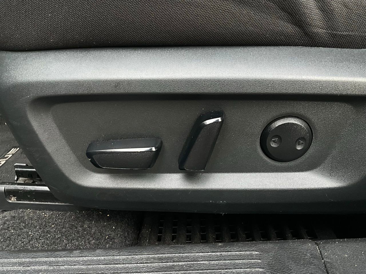 Used 2023 Nissan Rogue SV image 11