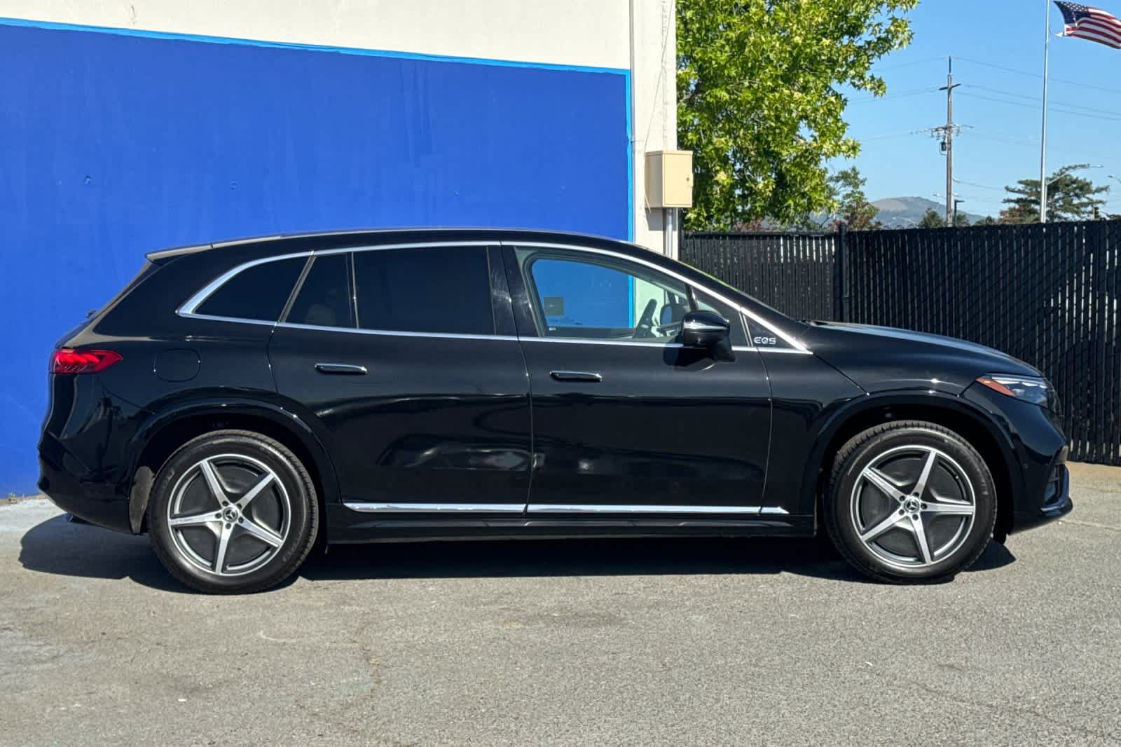 Used 2023 Mercedes-Benz EQS 580 4MATIC SUV image 2