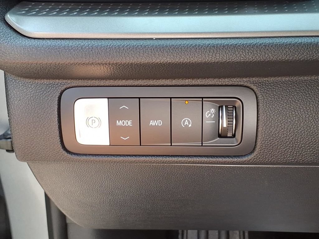 Used 2025 Chevrolet Traverse LT AWD/4WD image 17
