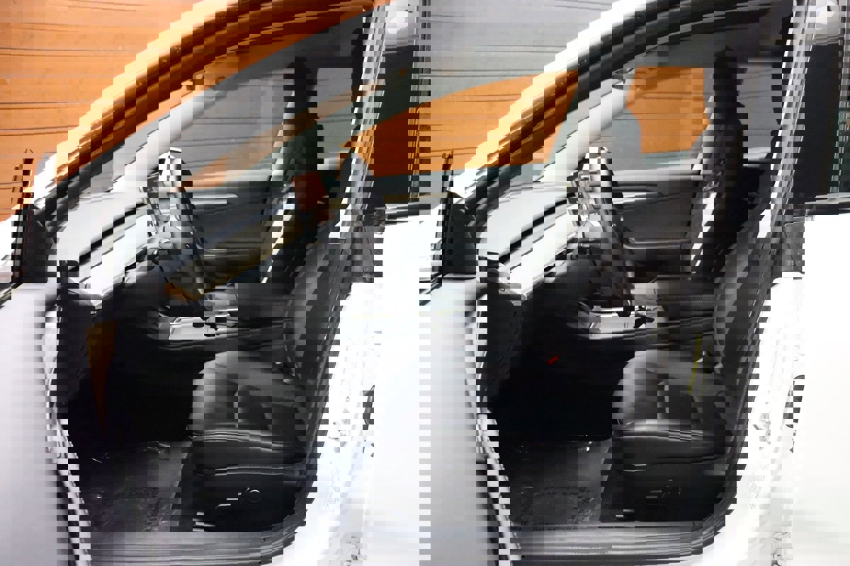 Used 2023 Tesla Model 3 Standard Range image 35