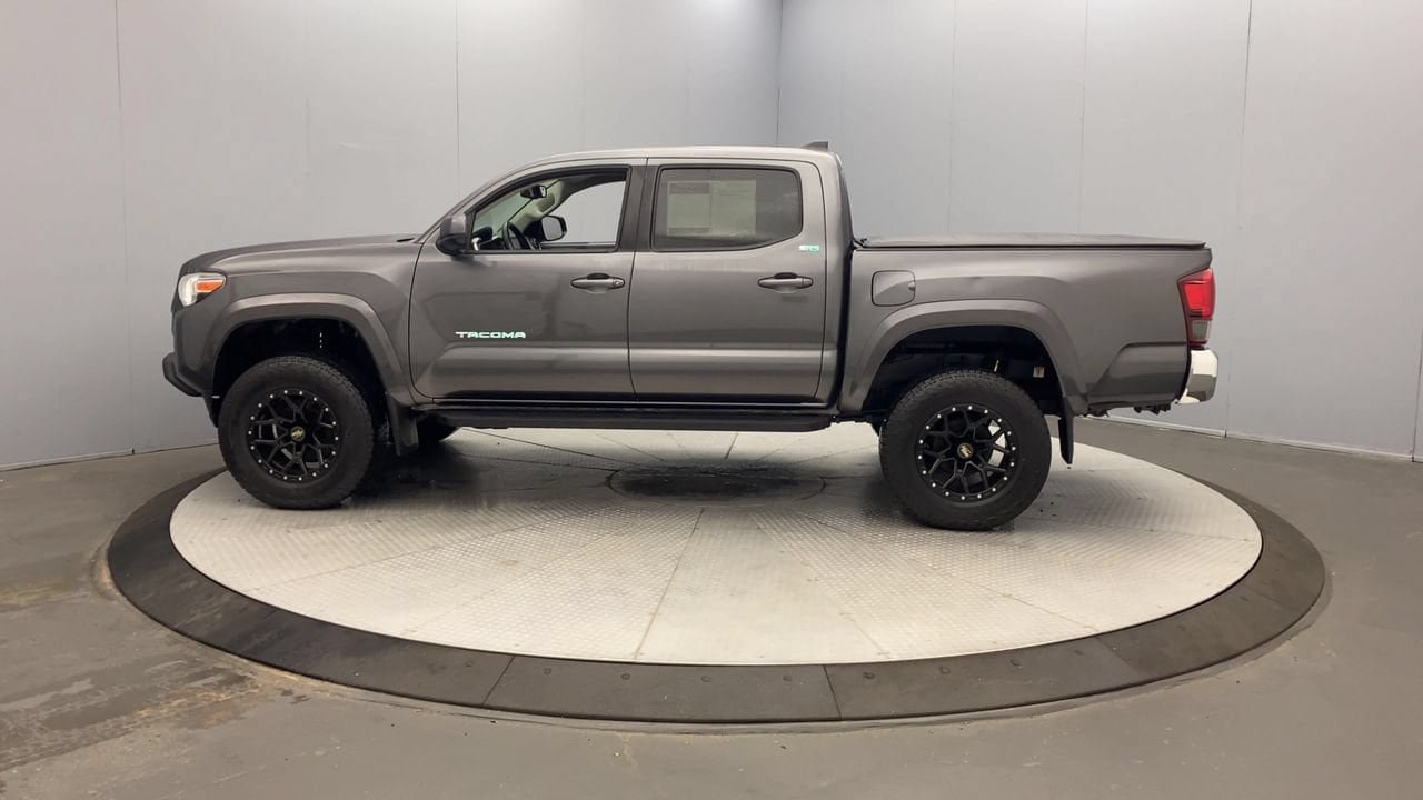 Used 2021 Toyota Tacoma SR5 AWD/4WD image 2