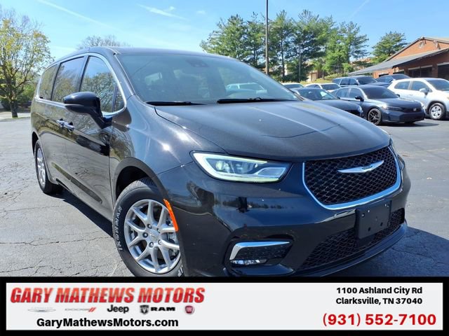 Used 2025 Chrysler Pacifica Select