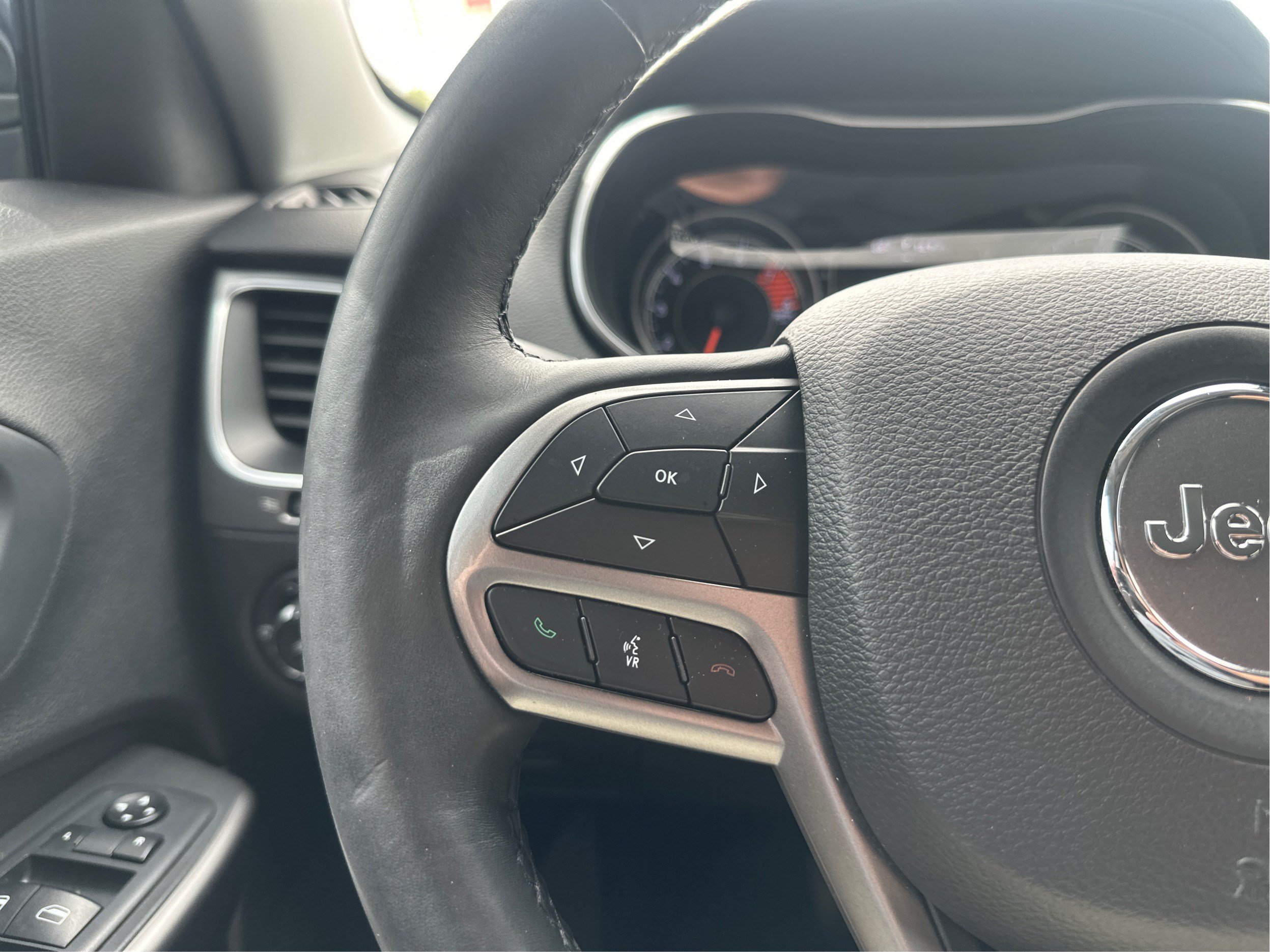 Used 2019 Jeep Cherokee Latitude w/ Cold Weather Group AWD/4WD image 30