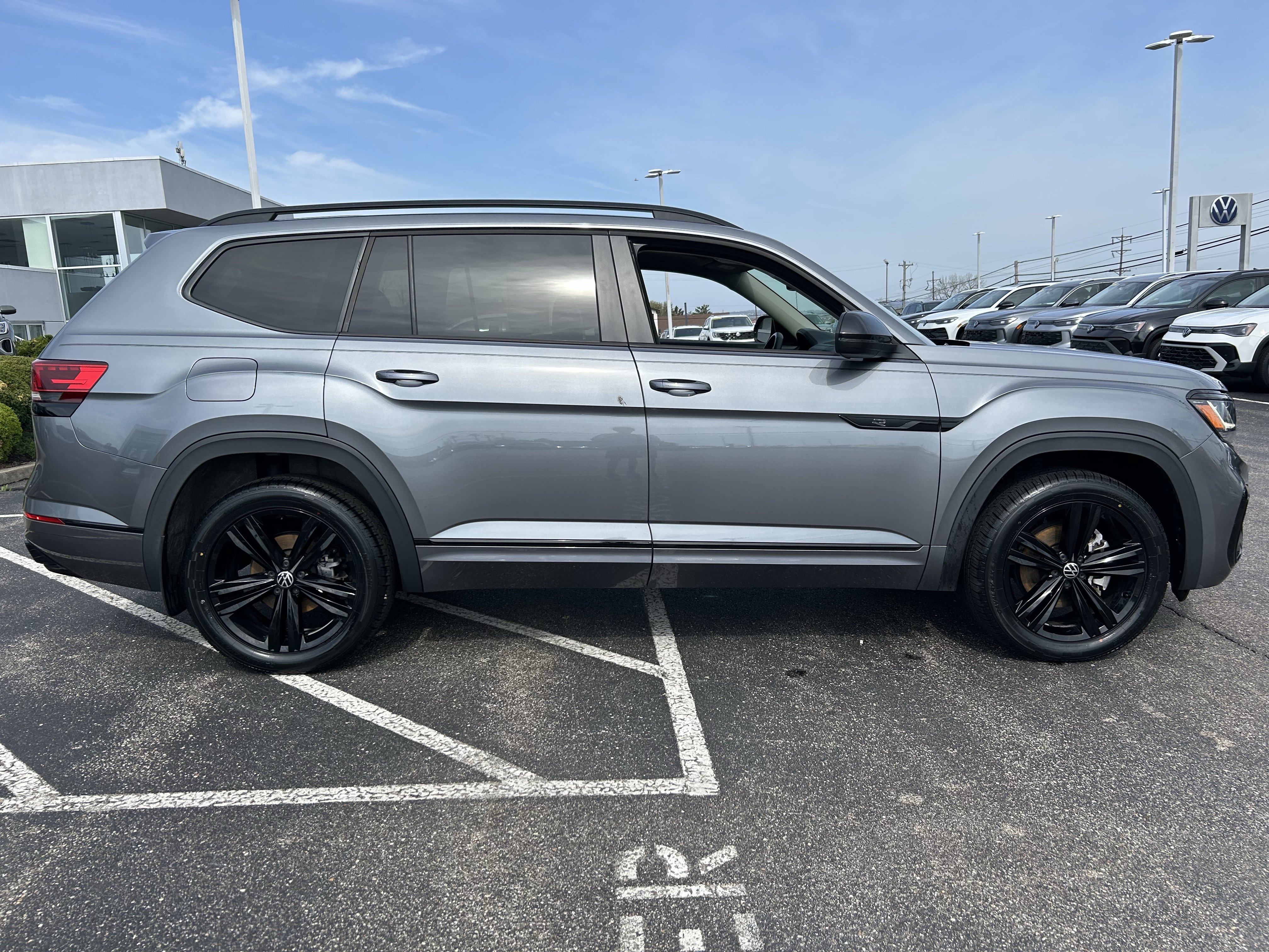 Certified 2023 Volkswagen Atlas SEL R-Line AWD/4WD image 8