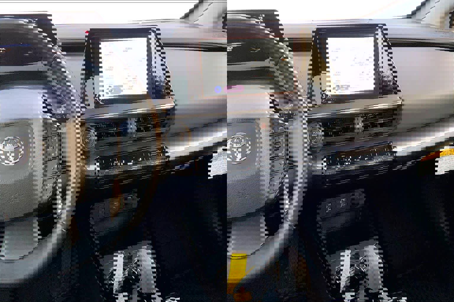 Used 2025 Toyota Prius LE FWD image 7