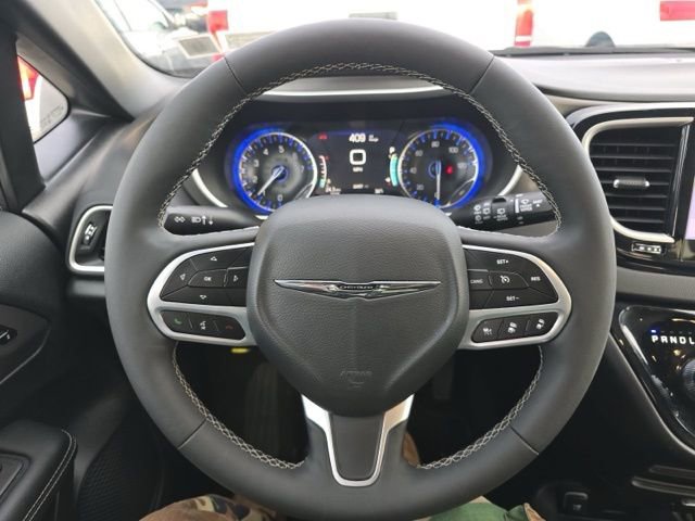Used 2025 Chrysler Pacifica Select image 16
