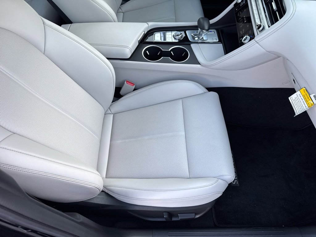 Used 2025 Genesis G70 2.5T image 18
