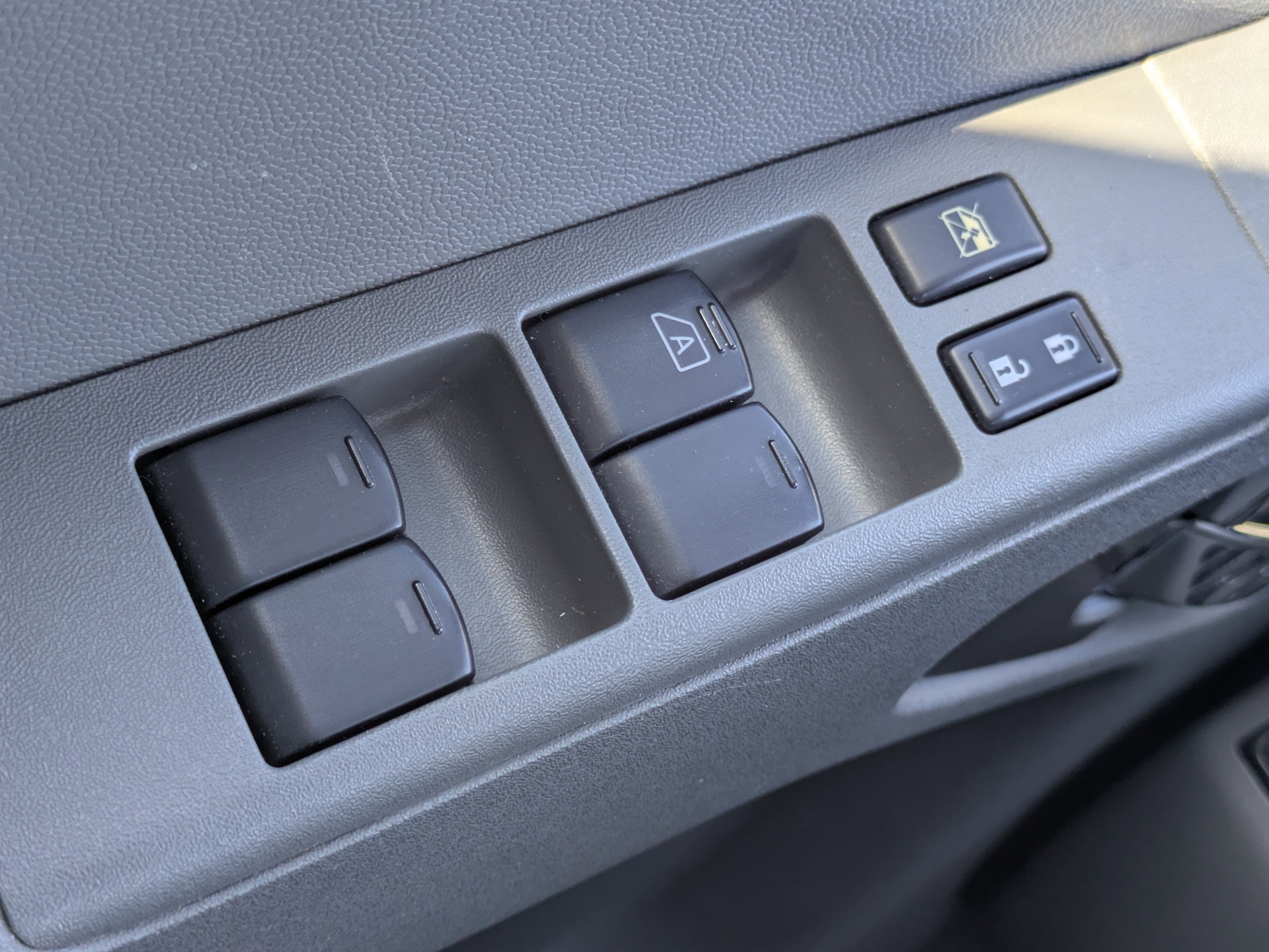 Used 2015 Nissan Frontier SV image 11