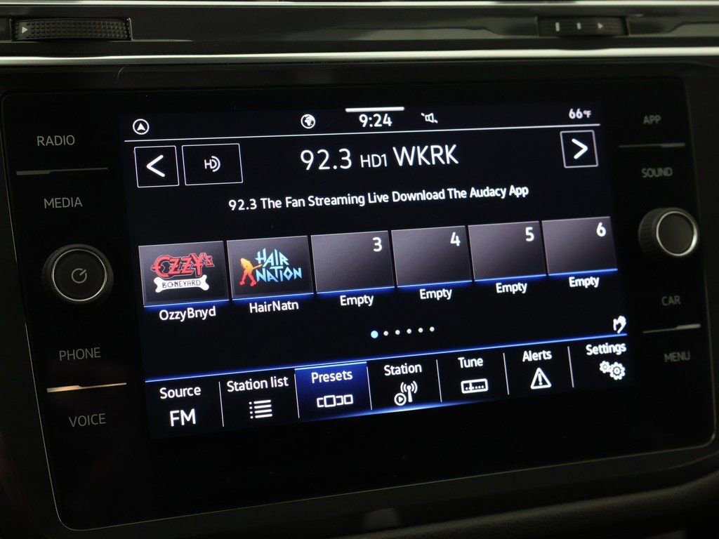 Used 2022 Volkswagen Tiguan SE w/ Panoramic Sunroof Package image 47