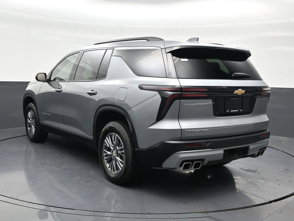 Used 2025 Chevrolet Traverse LT FWD image 3