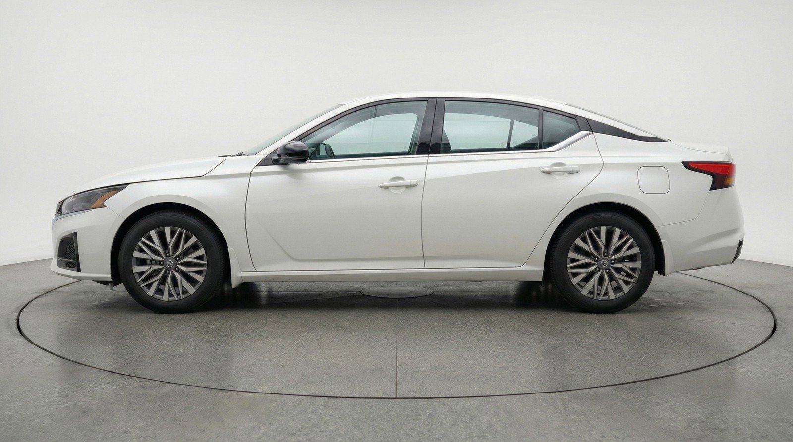 Used 2025 Nissan Altima 2.5 SV image 5