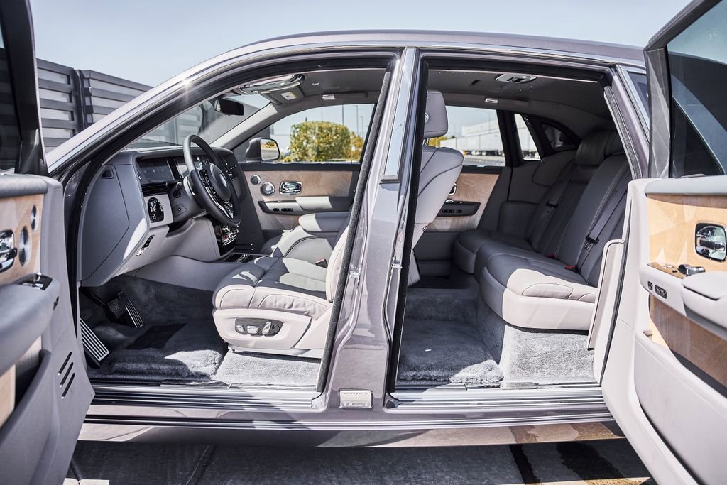 Used 2025 Rolls-Royce Phantom Sedan RWD image 33