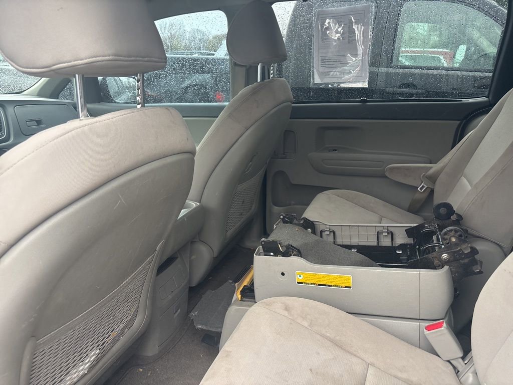 Used 2015 Kia Sedona LX w/ LX Convenience Package image 9