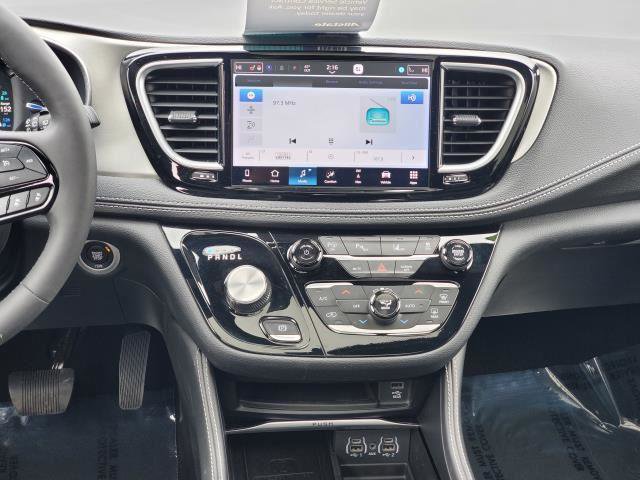 Used 2024 Chrysler Pacifica Premium image 27