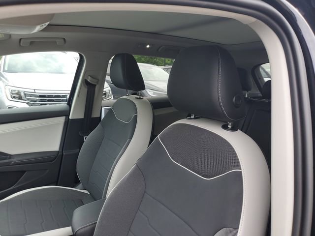Used 2025 Volkswagen Taos SE w/ Panoramic Sunroof Package FWD image 16
