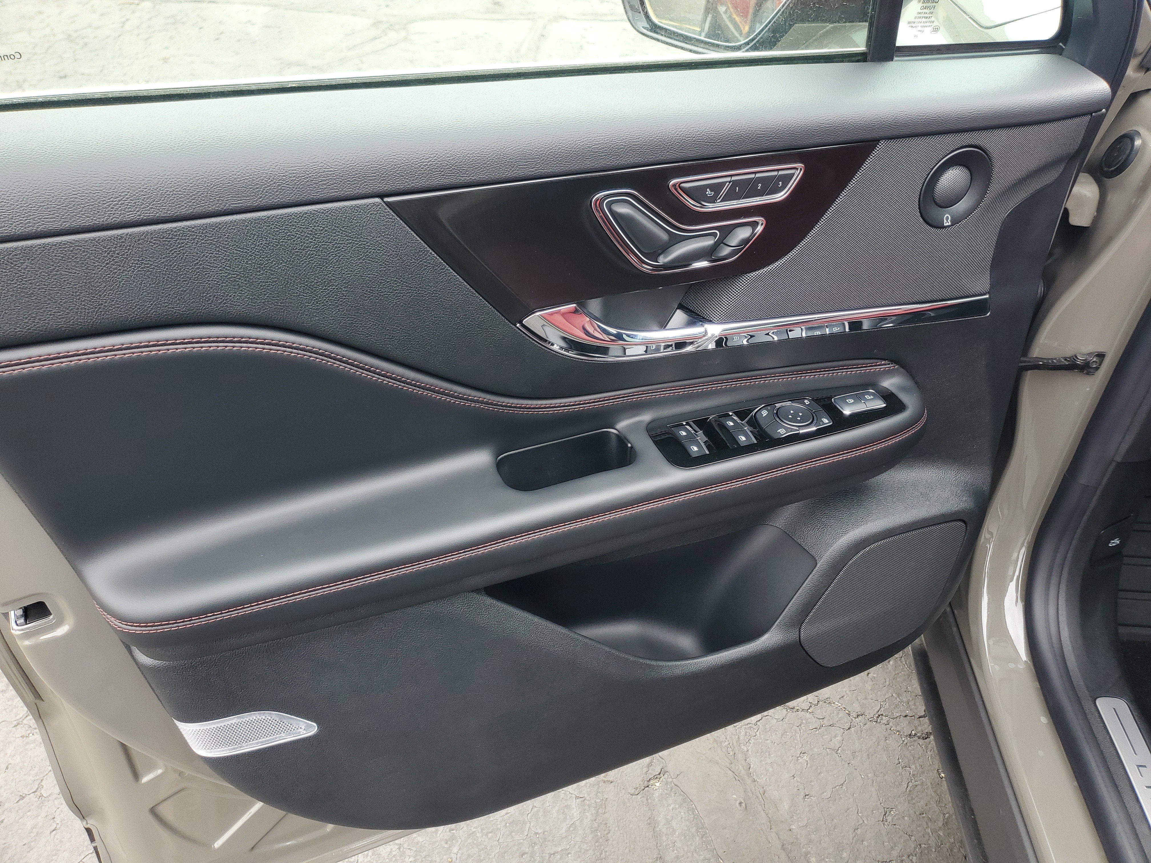 New 2025 Lincoln Corsair Reserve w/ Equipment Group 202A image 8