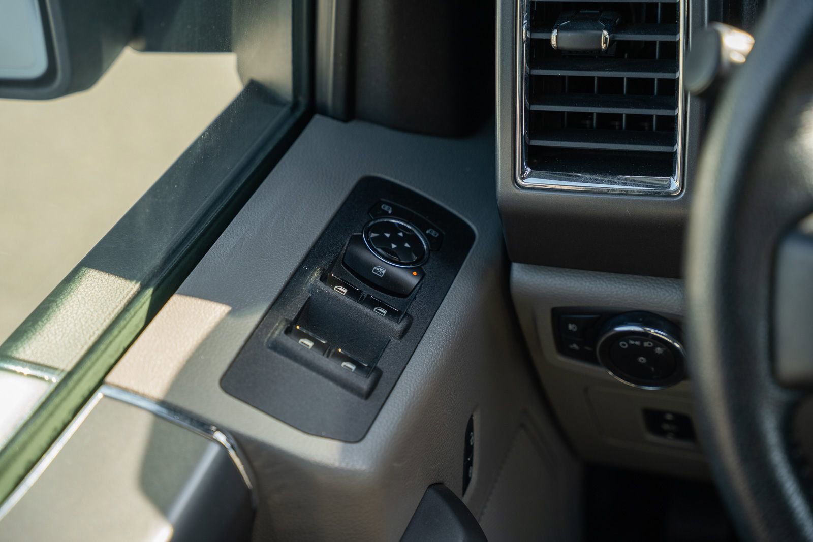 Used 2015 Ford F150 XLT w/ Equipment Group 301A Mid AWD/4WD image 27