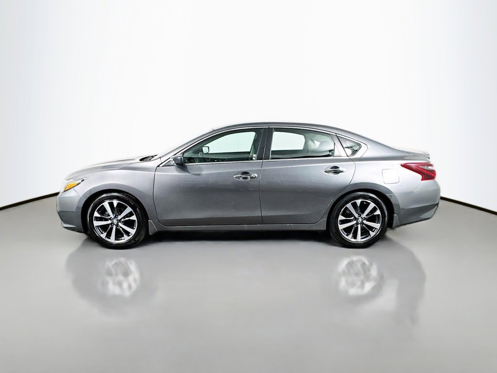 Used 2017 Nissan Altima 2.5 SR FWD image 2