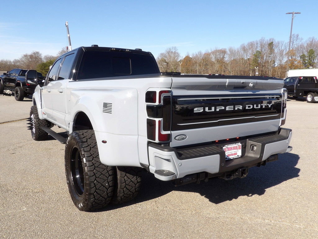 Used 2025 Ford F450 Platinum w/ FX4 Off-Road Package image 5