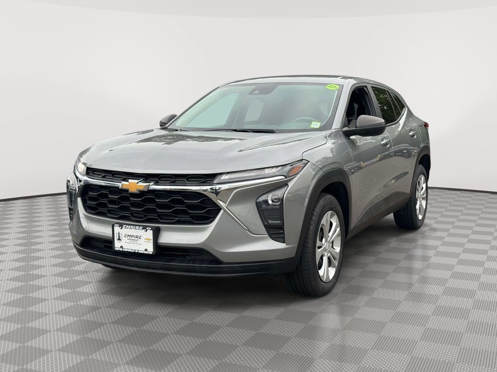 Used 2024 Chevrolet Trax LS w/ Driver Confidence Package FWD image 3