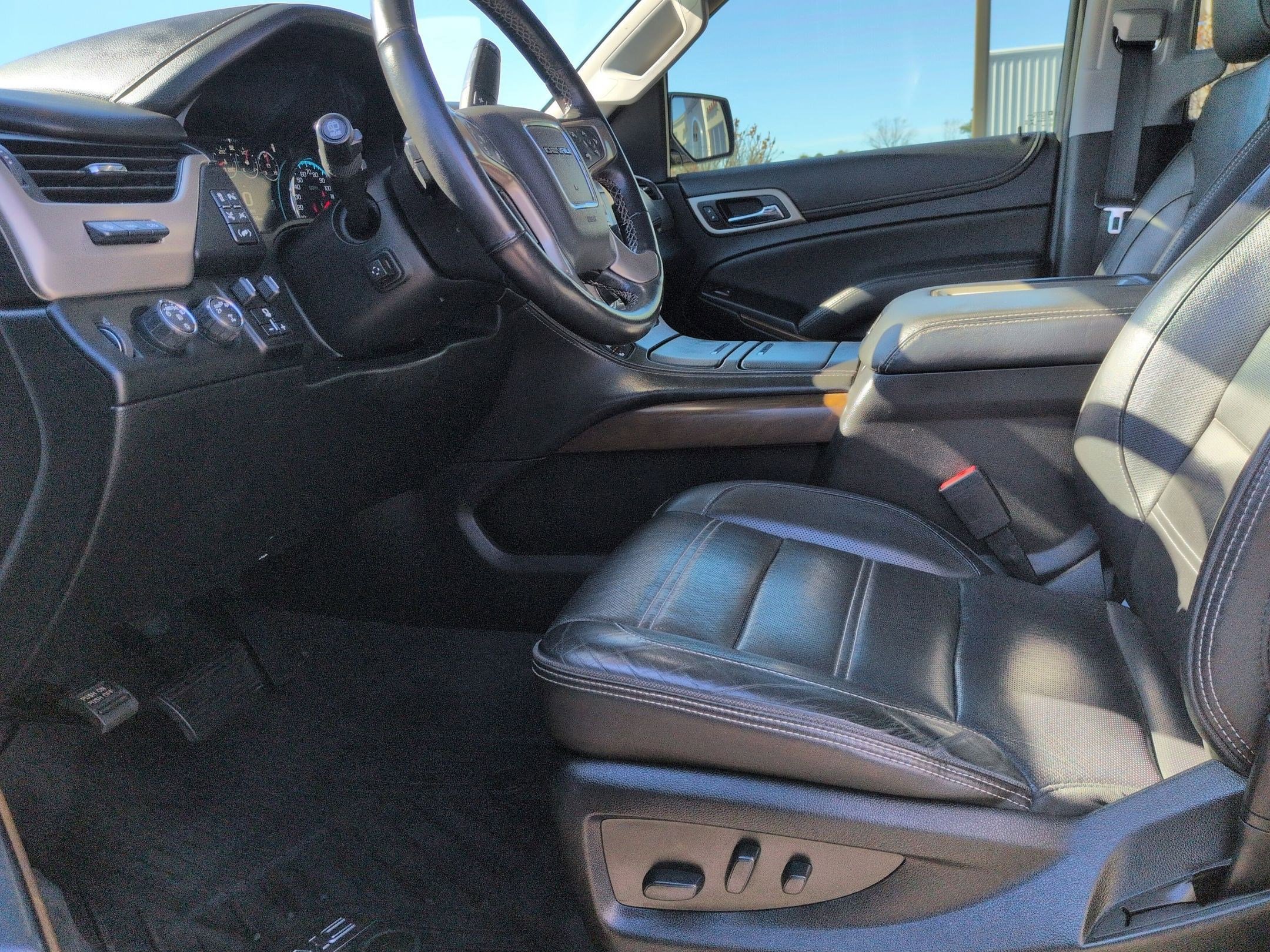 Used 2020 GMC Yukon XL Denali w/ Open Road Package AWD/4WD image 11