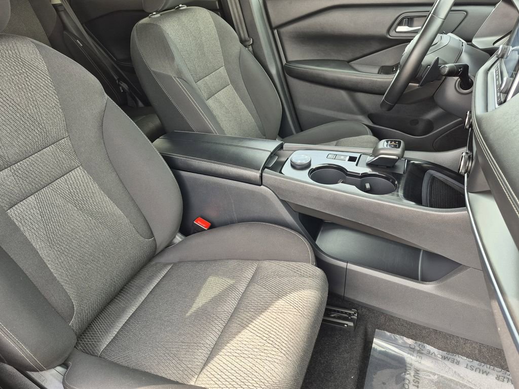 Used 2025 Nissan Rogue SV AWD/4WD image 16