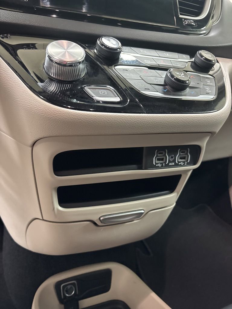 Used 2024 Chrysler Pacifica Touring-L FWD image 13