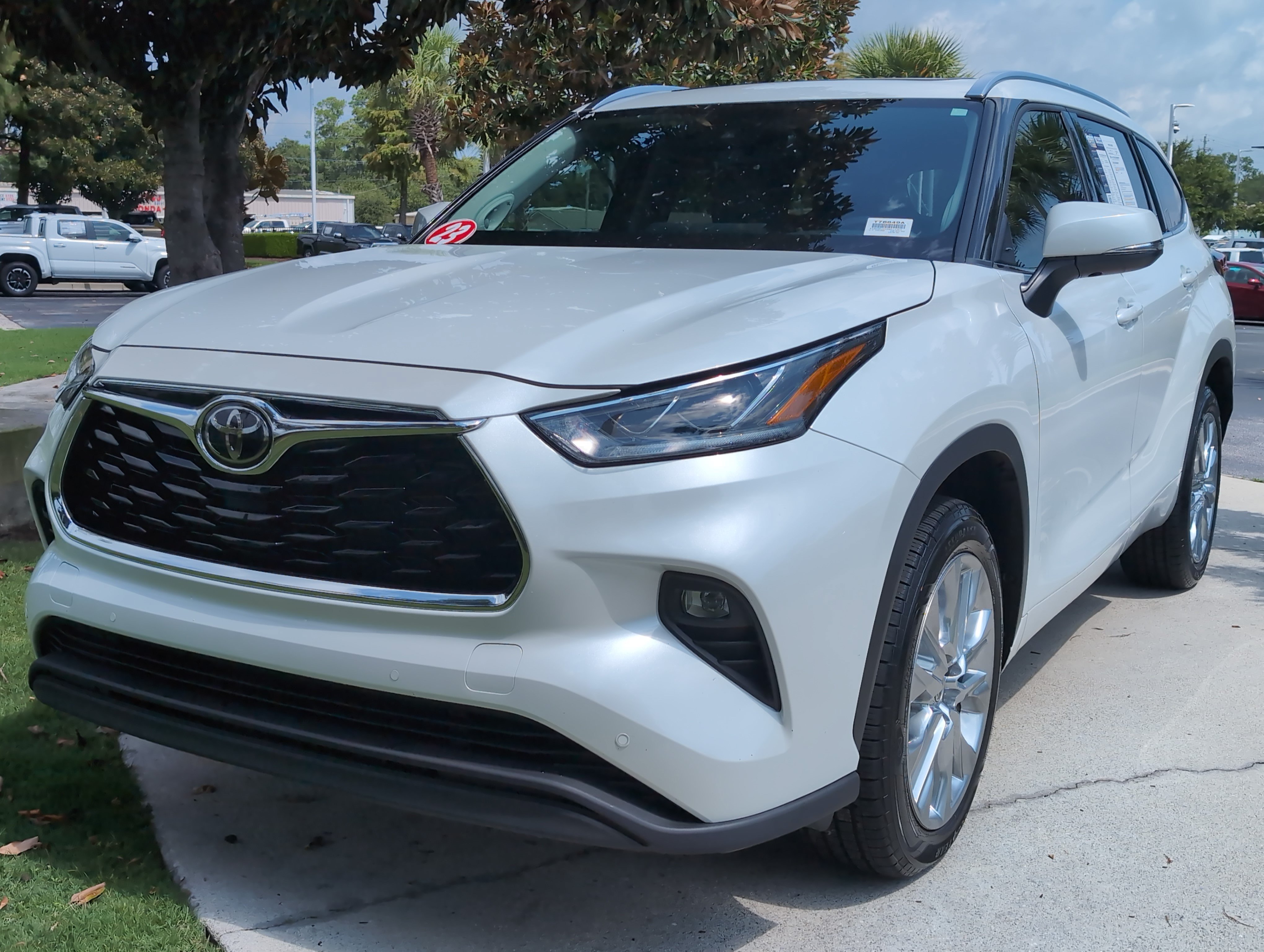 Used 2023 Toyota Highlander Limited FWD image 5