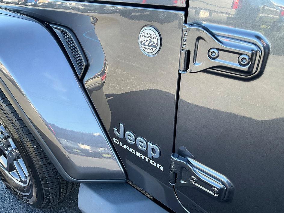 Used 2021 Jeep Gladiator Overland w/ Uconnect 4C Nav & Sound Group AWD/4WD image 36