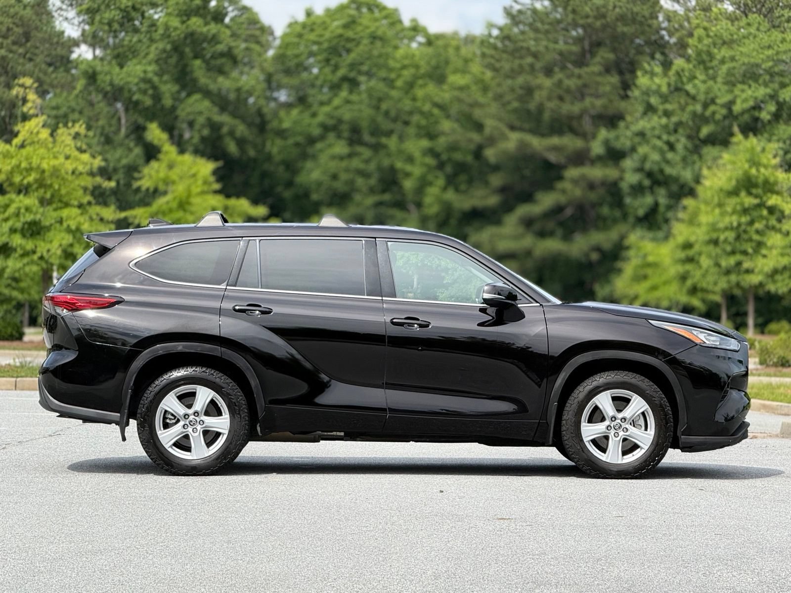 Used 2020 Toyota Highlander LE AWD/4WD image 12